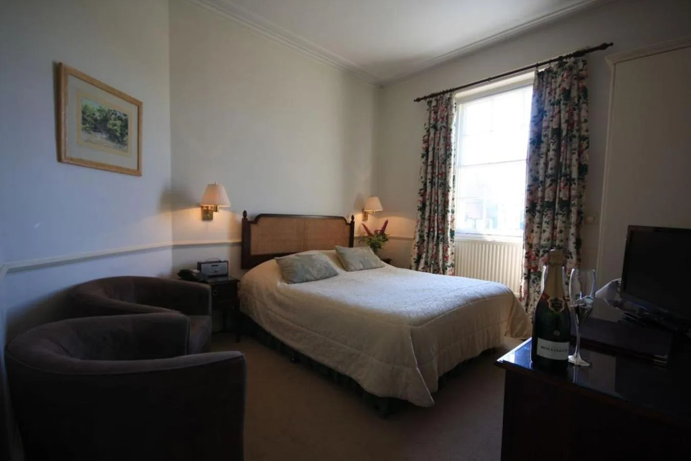 Photo of the whole room, Bed in Worsley Arms Hotel