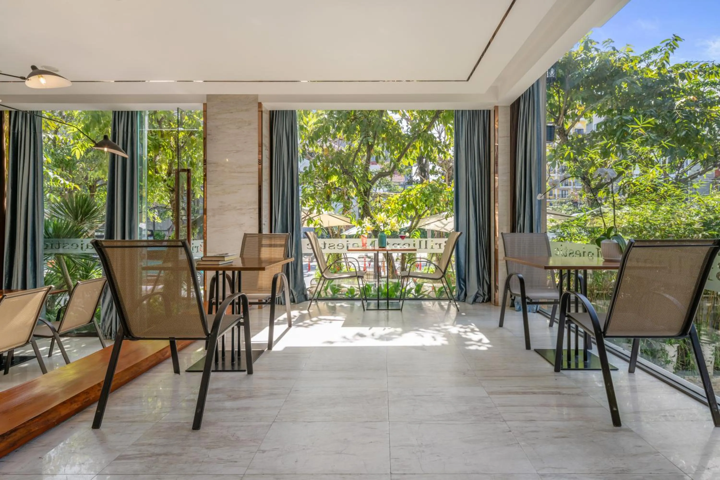 Restaurant/places to eat in Brilliant Majestic Hotel