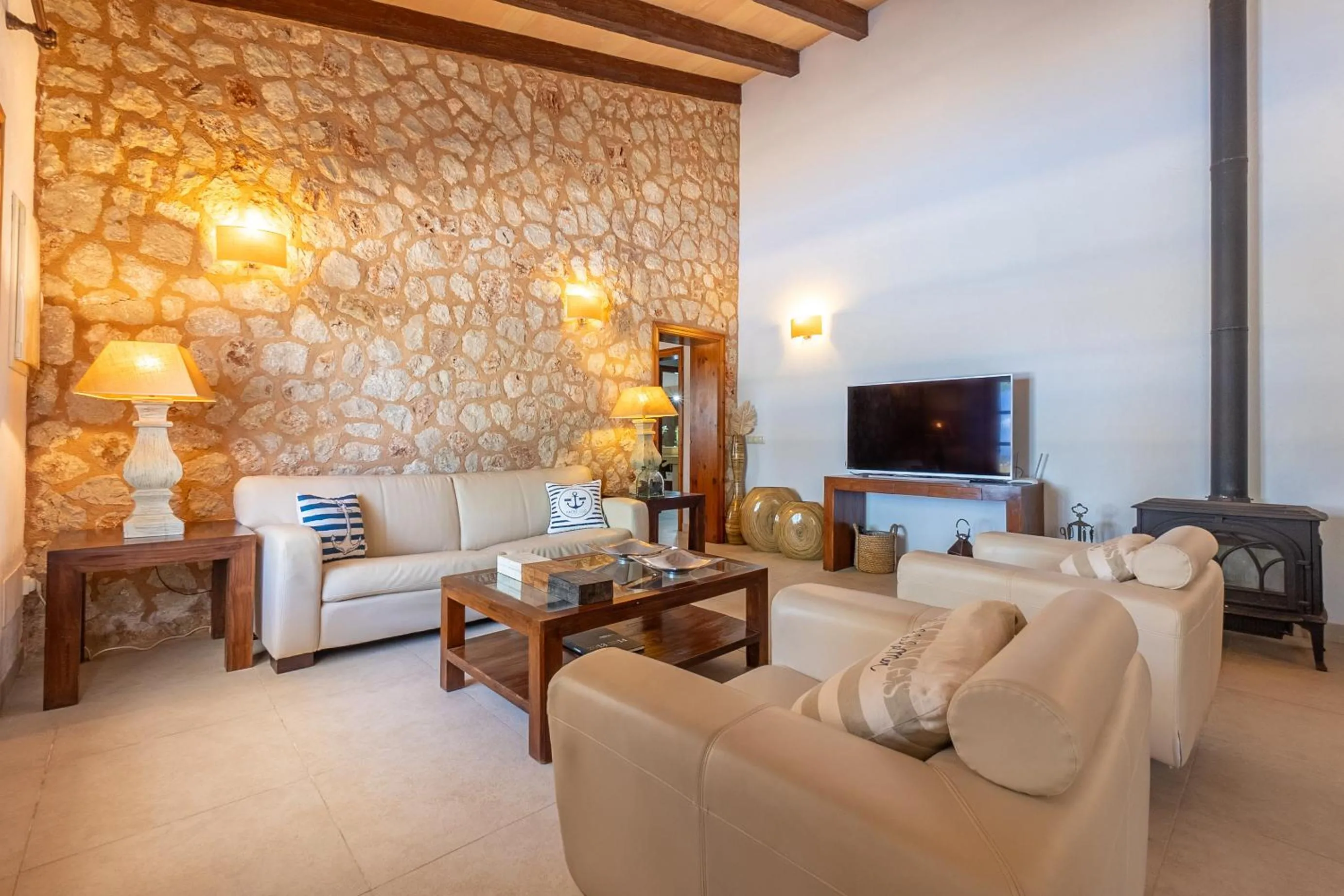 Communal lounge/ TV room, Bed in Villa Muro Garden