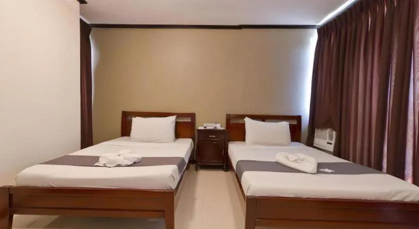 Bed in Richmond Plaza Hotel