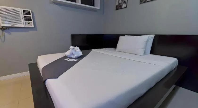 Bed in Richmond Plaza Hotel