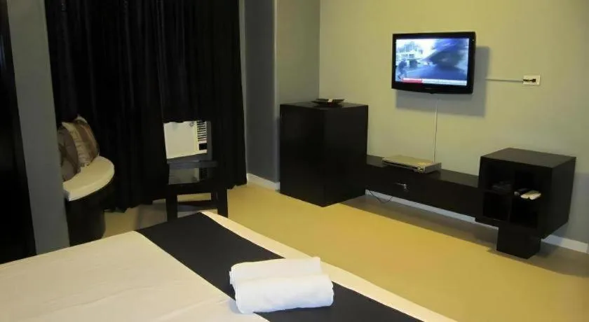 Bed in Richmond Plaza Hotel