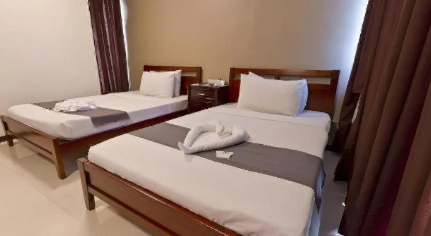 Bed in Richmond Plaza Hotel