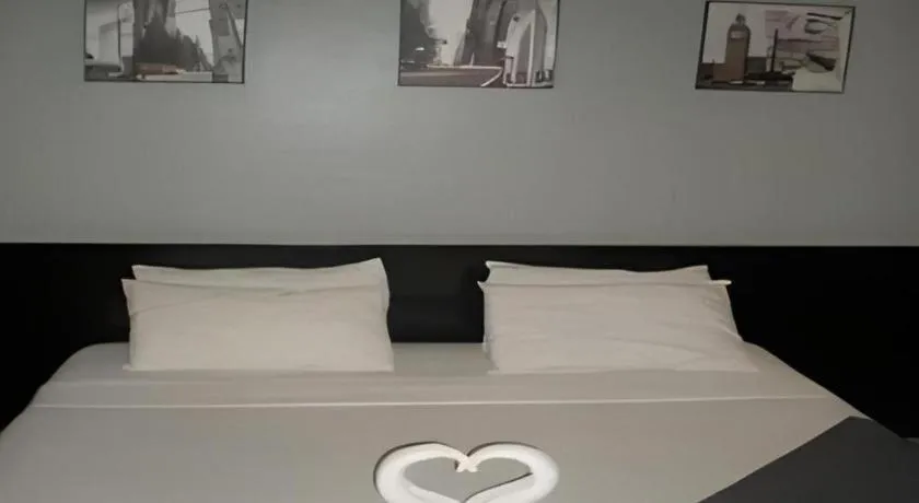 Bed in Richmond Plaza Hotel