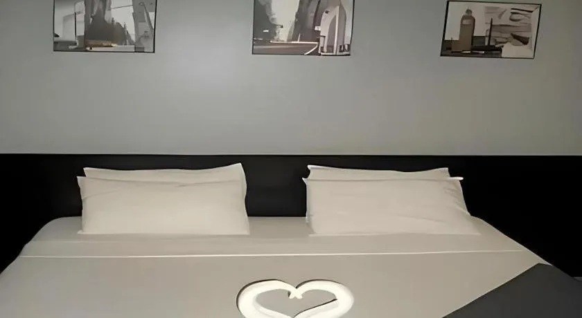 Bed in Richmond Plaza Hotel