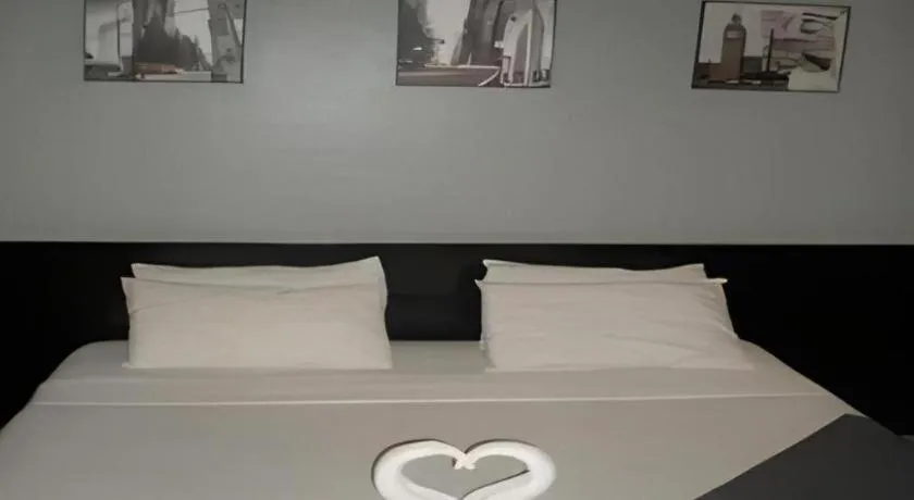 Bed in Richmond Plaza Hotel