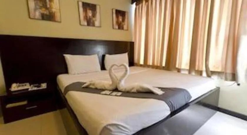 Bed in Richmond Plaza Hotel