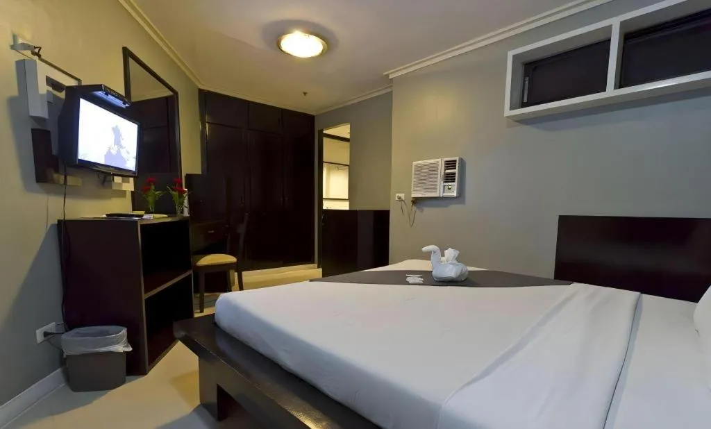 Bed in Richmond Plaza Hotel