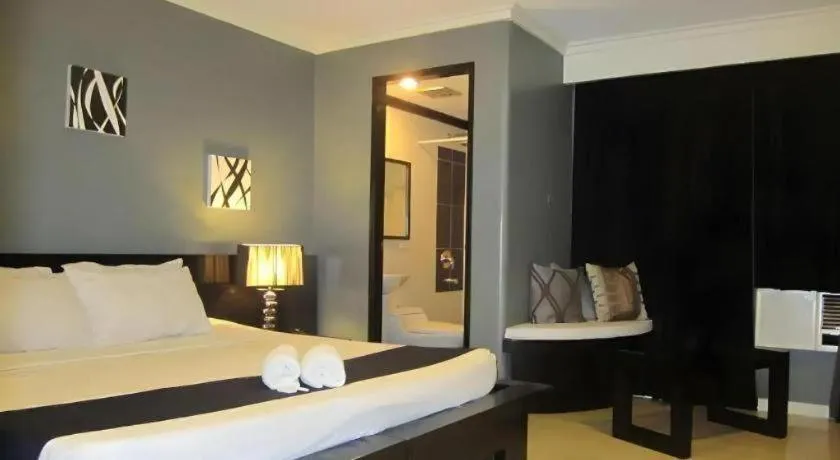 Bed in Richmond Plaza Hotel