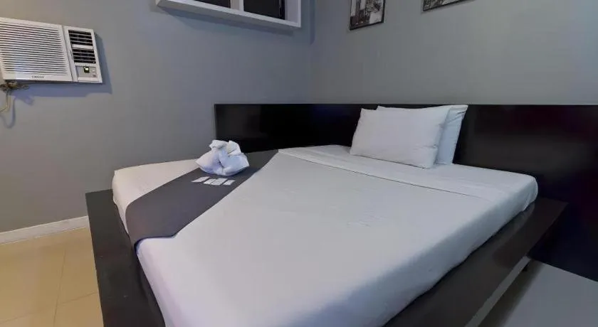 Bed in Richmond Plaza Hotel