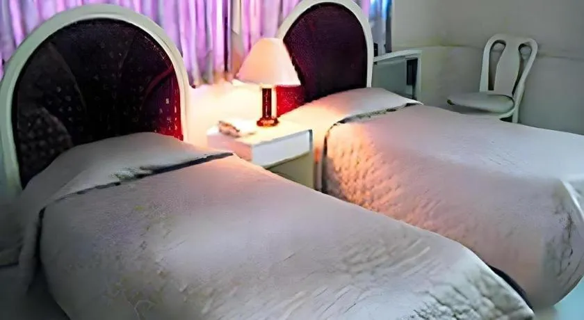 Bed in Richmond Plaza Hotel