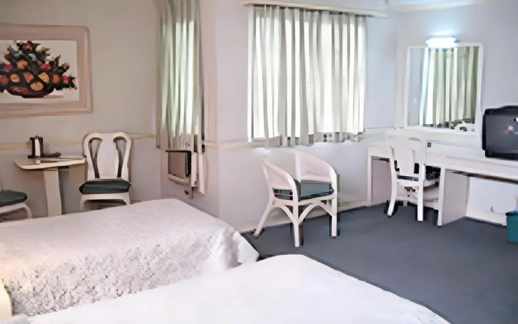 Bed in Richmond Plaza Hotel