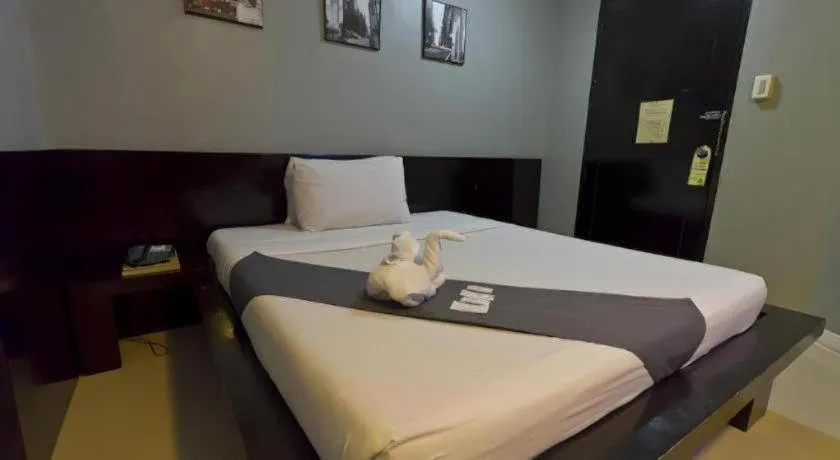 Bed in Richmond Plaza Hotel