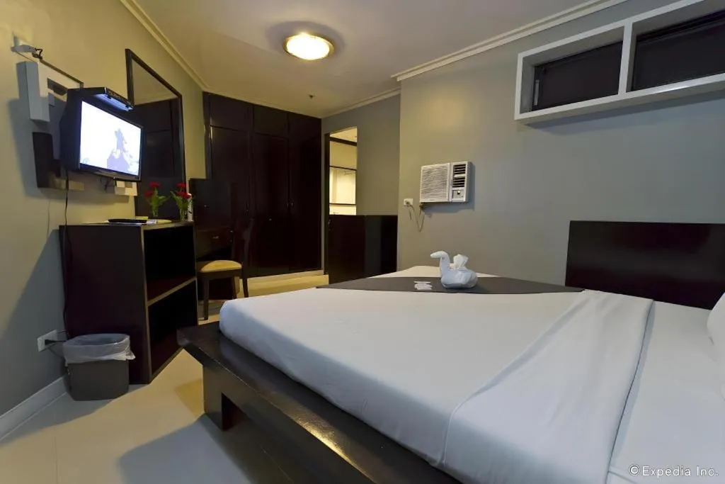 Bed in Richmond Plaza Hotel