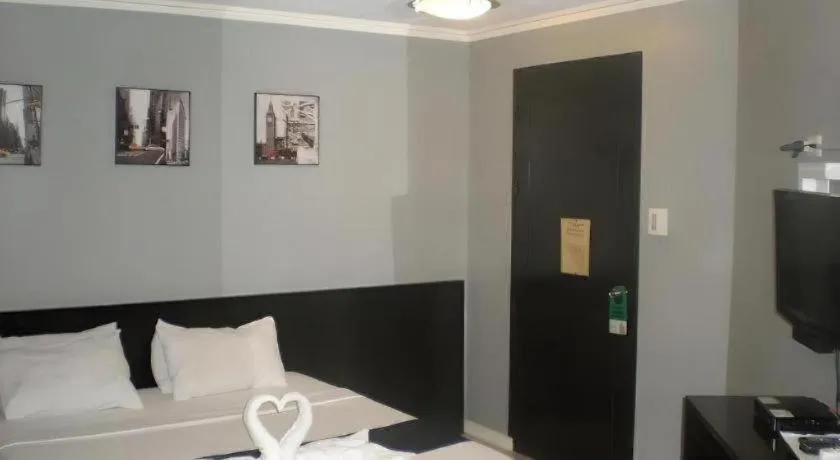 Bed in Richmond Plaza Hotel