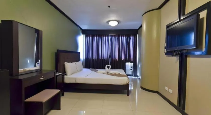 Bed in Richmond Plaza Hotel