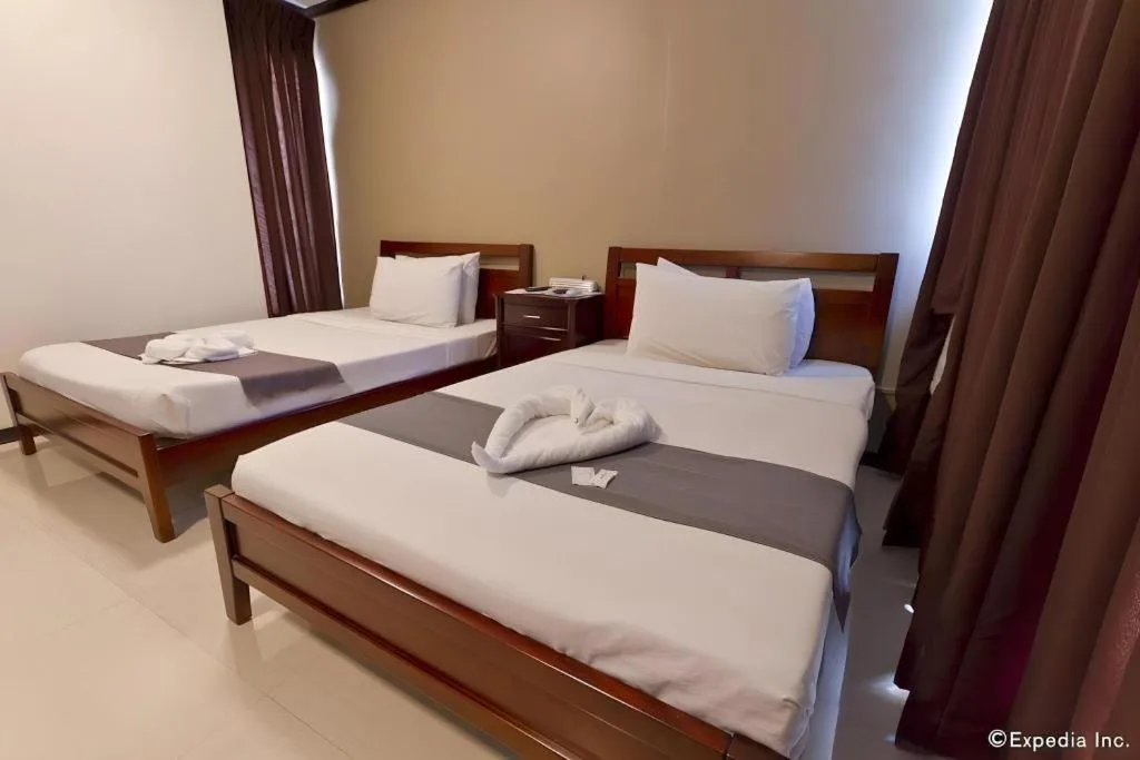 Bed in Richmond Plaza Hotel