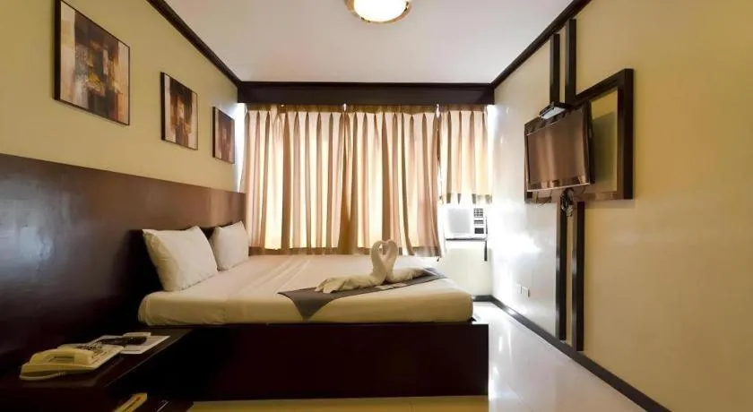 Bed in Richmond Plaza Hotel