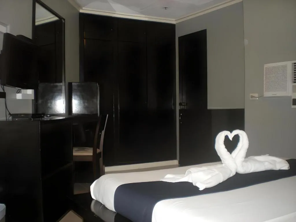 Bed in Richmond Plaza Hotel