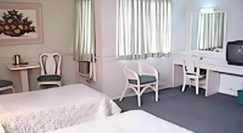 Bed in Richmond Plaza Hotel