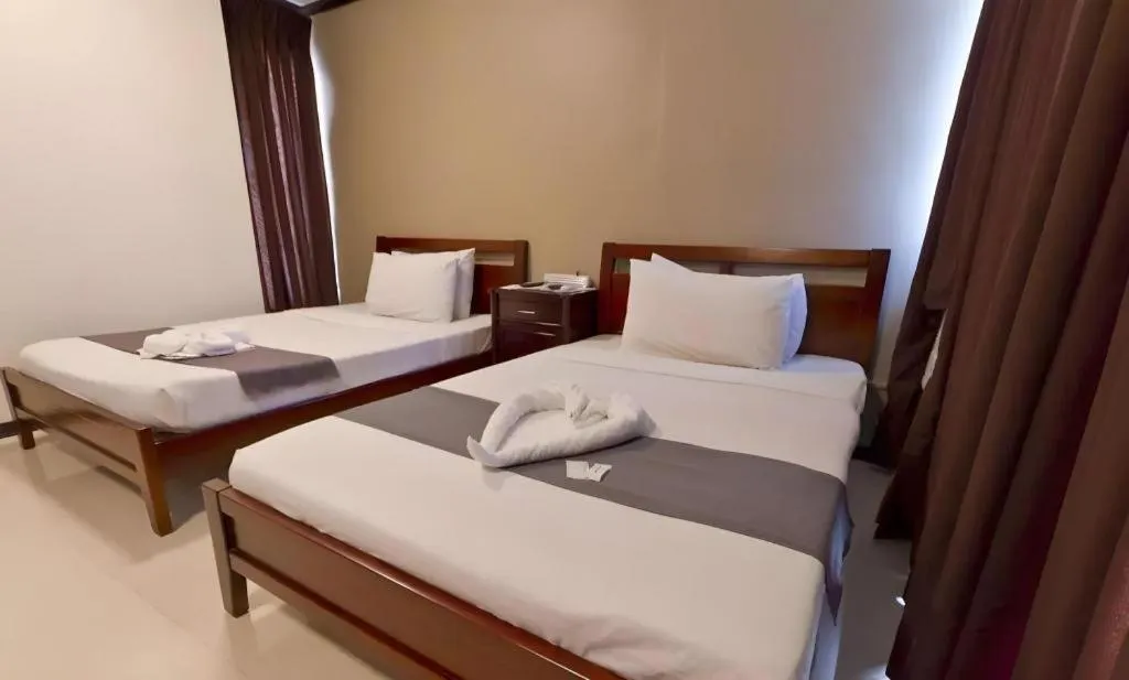 Bed in Richmond Plaza Hotel