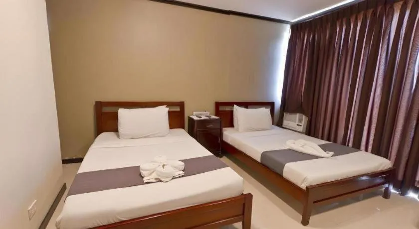 Bed in Richmond Plaza Hotel