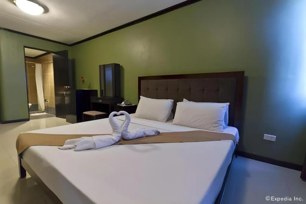 Bed in Richmond Plaza Hotel