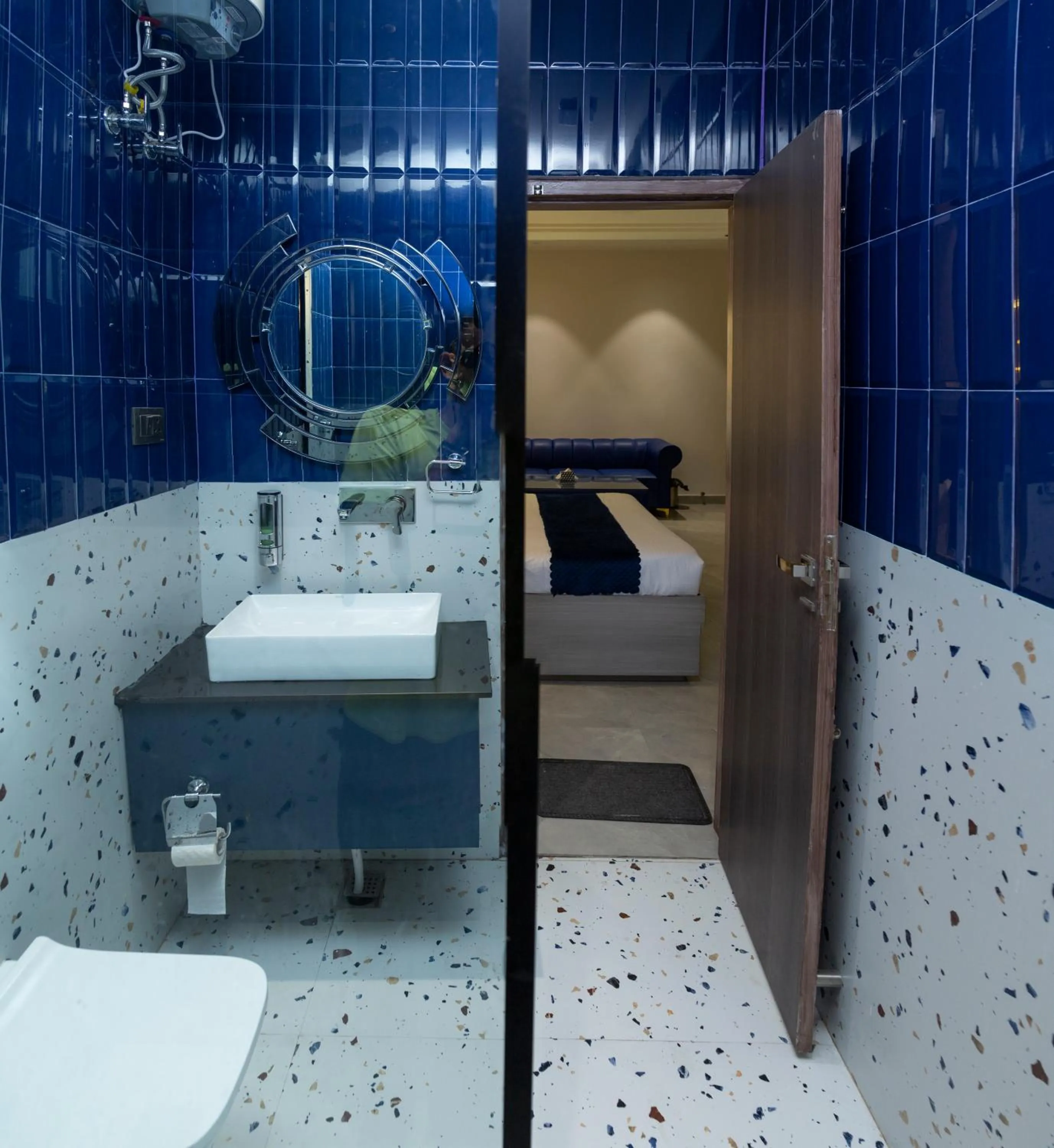 Shower, Bed in THE ORIN