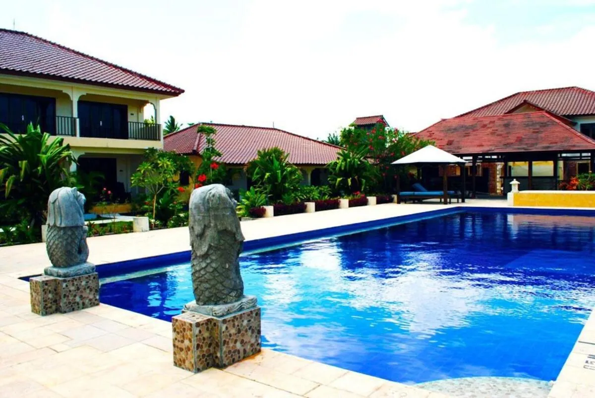 Swimming pool in Lombok Beach Hotel