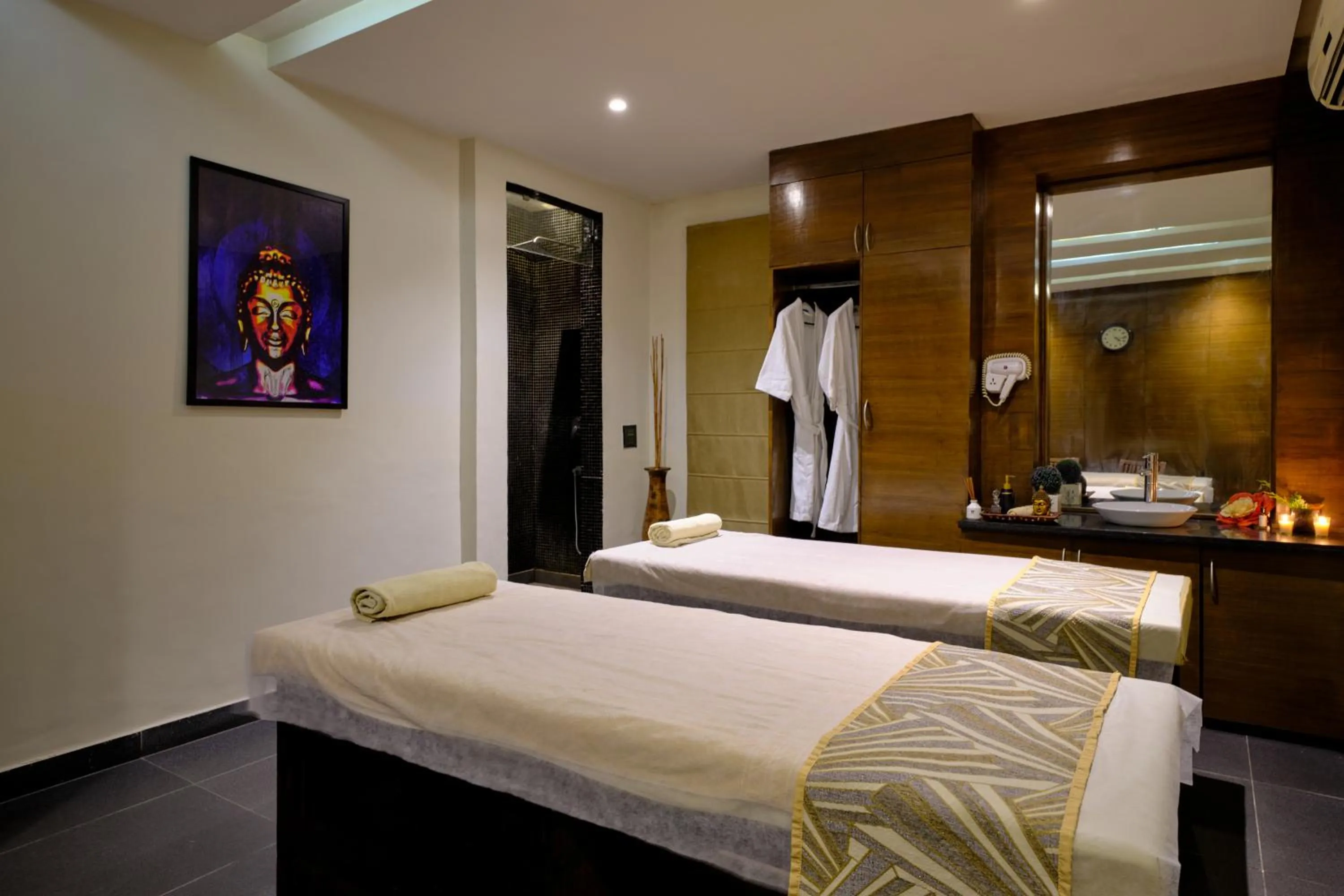 Spa and wellness centre/facilities, Bed in Best Western Country Woods Ambala