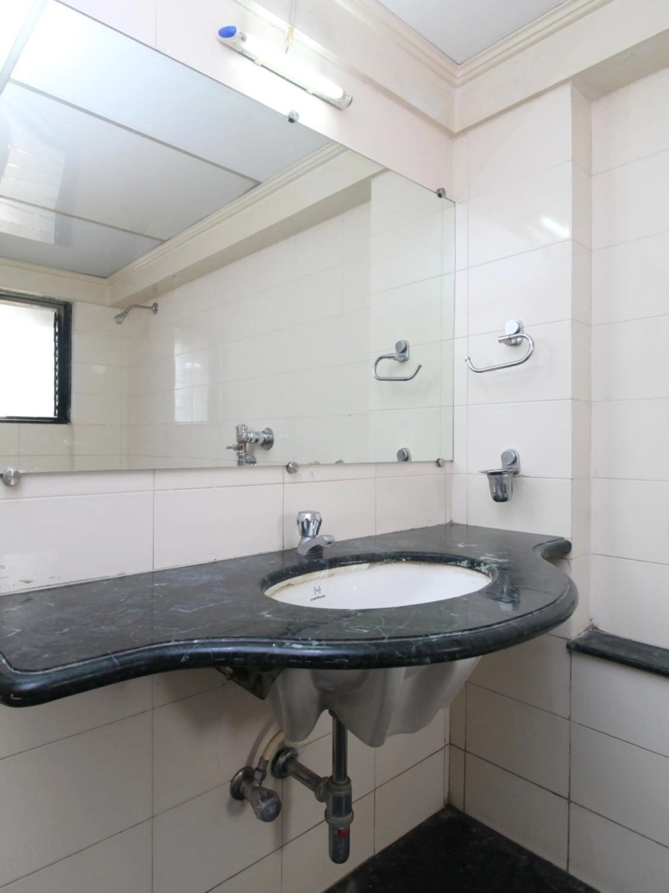 Bathroom in Hotel Pooja International