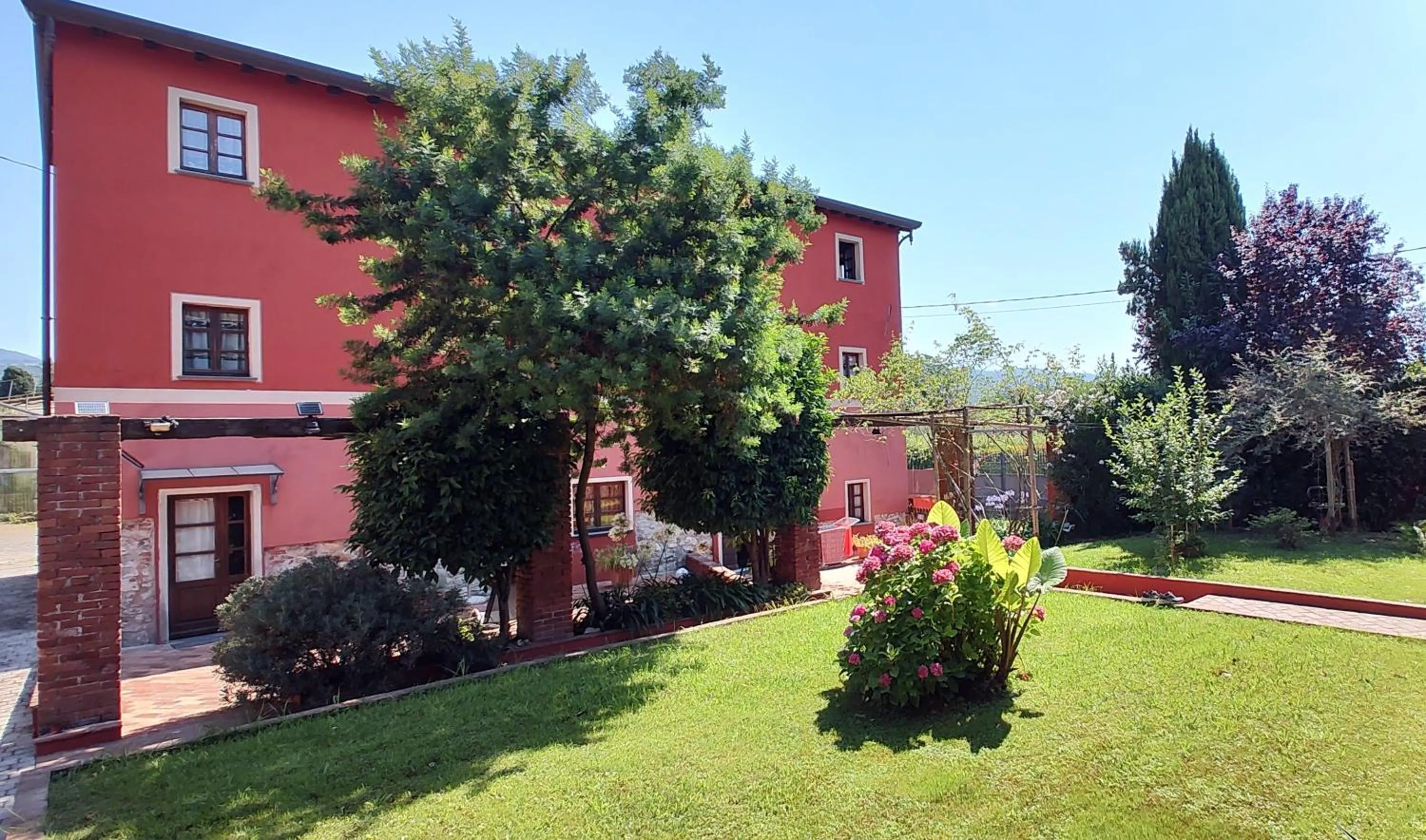 Property building in Albergo la Luna