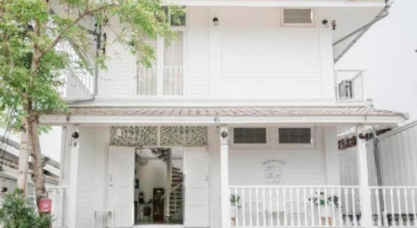 Khemjit cafe' and bed