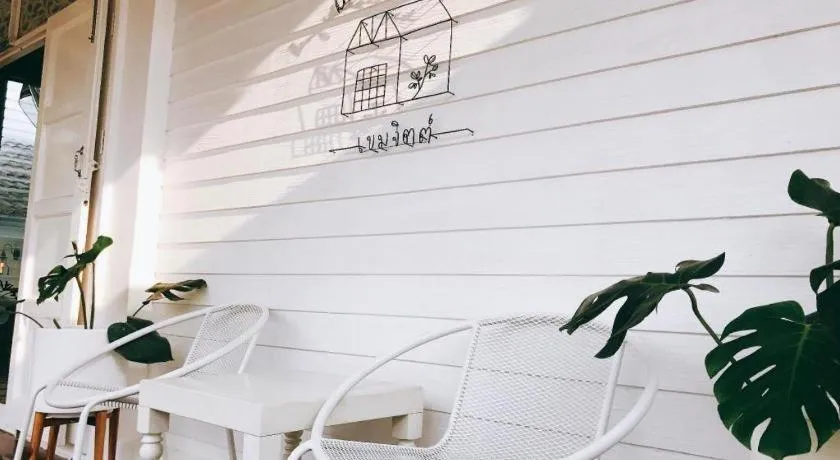 Khemjit cafe' and bed