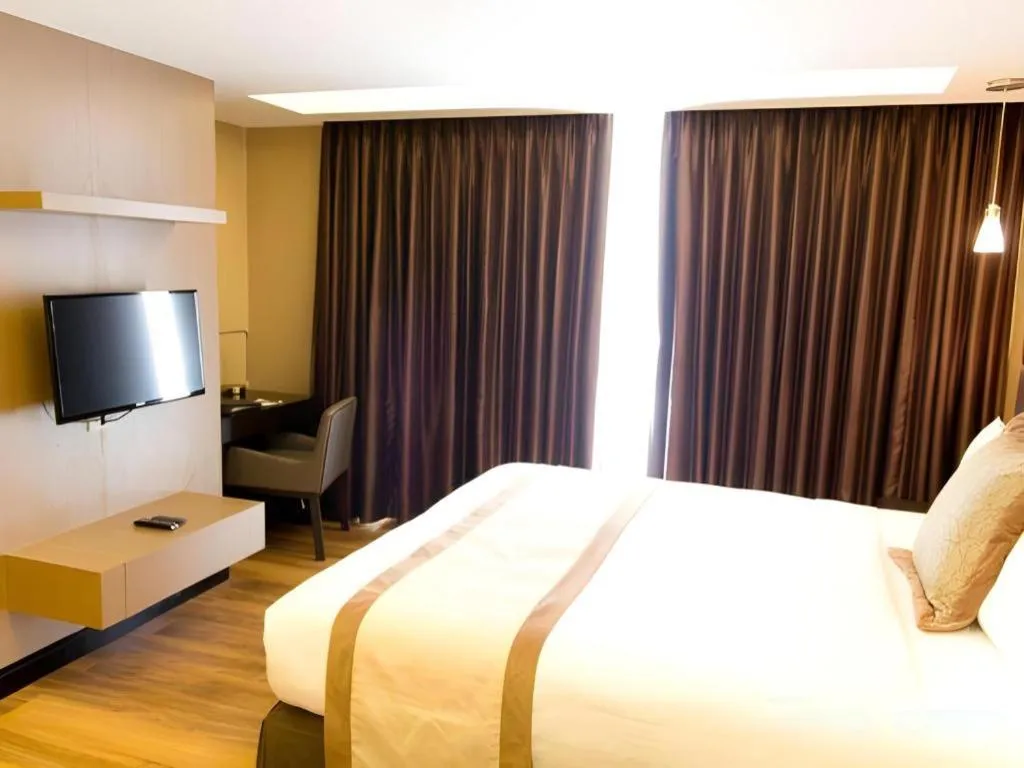 Bed in F1 Hotel Manila