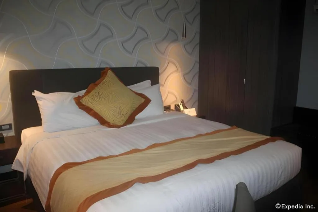 Bed in F1 Hotel Manila