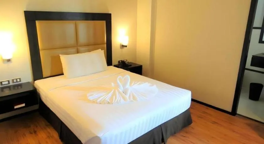 Bed in Mallberry Suites Business Hotel