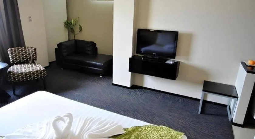 Bed in Mallberry Suites Business Hotel