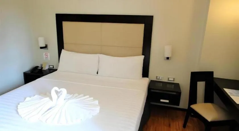 Bed in Mallberry Suites Business Hotel