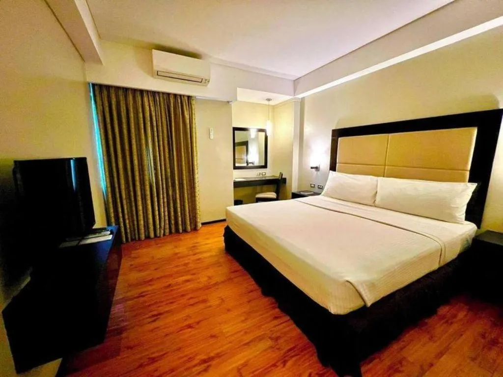 Bed in Mallberry Suites Business Hotel