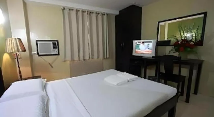 Bed in Sampaguita Suites Plaza Garcia