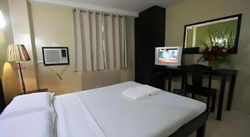 Bed in Sampaguita Suites Plaza Garcia
