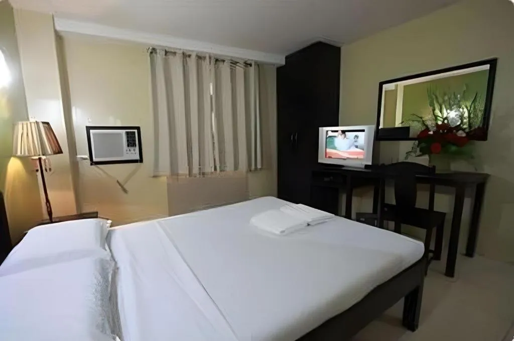Bed in Sampaguita Suites Plaza Garcia