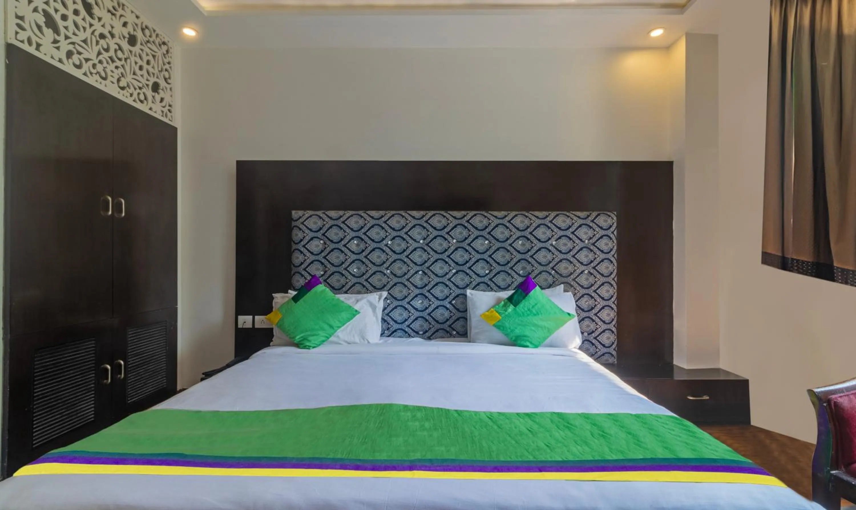 Bedroom, Bed in Treebo The Royal Taj, Near Taj Mahal