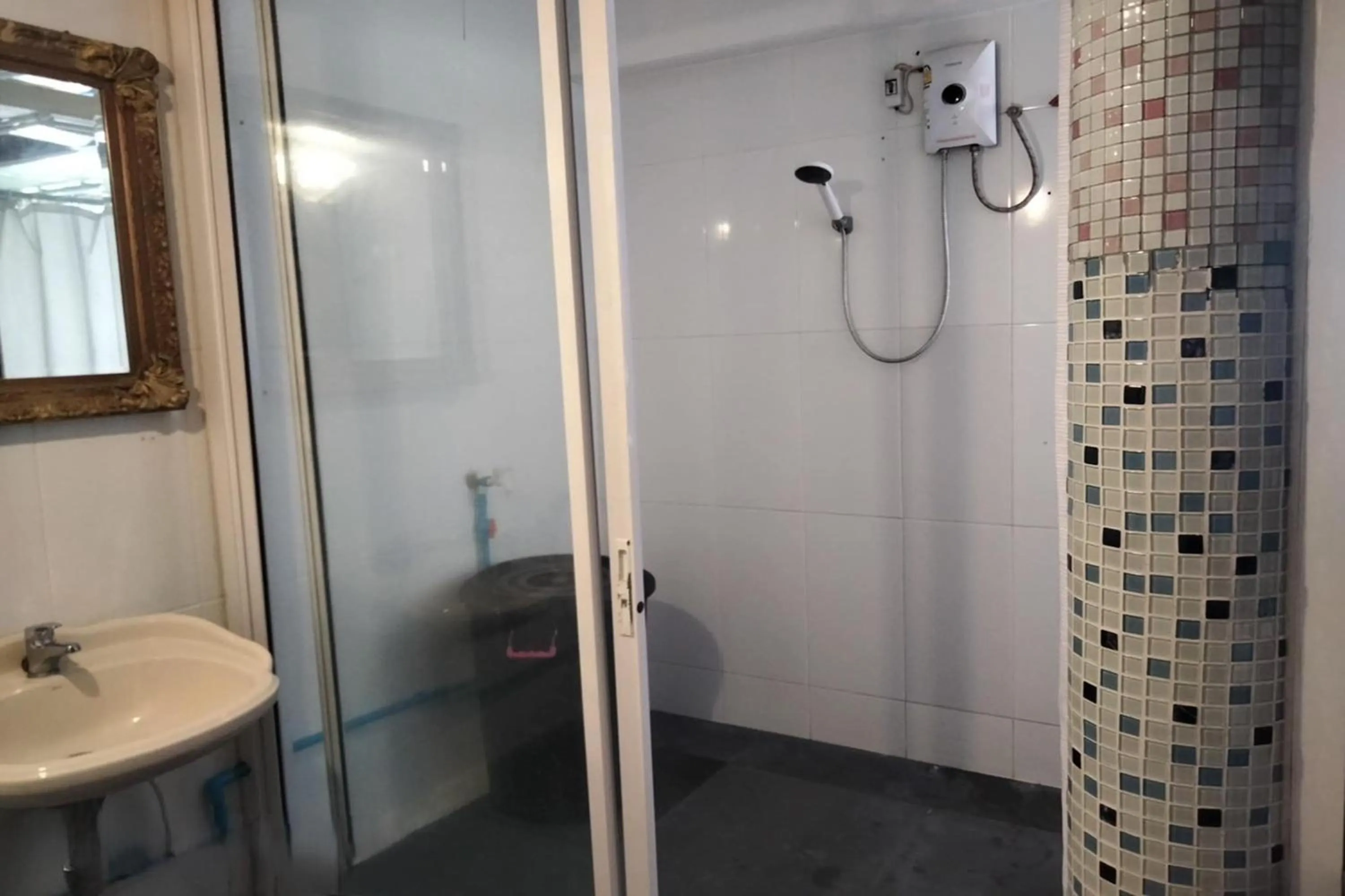 Shower in Ruenthai Ayutthaya Resort and Restaurant