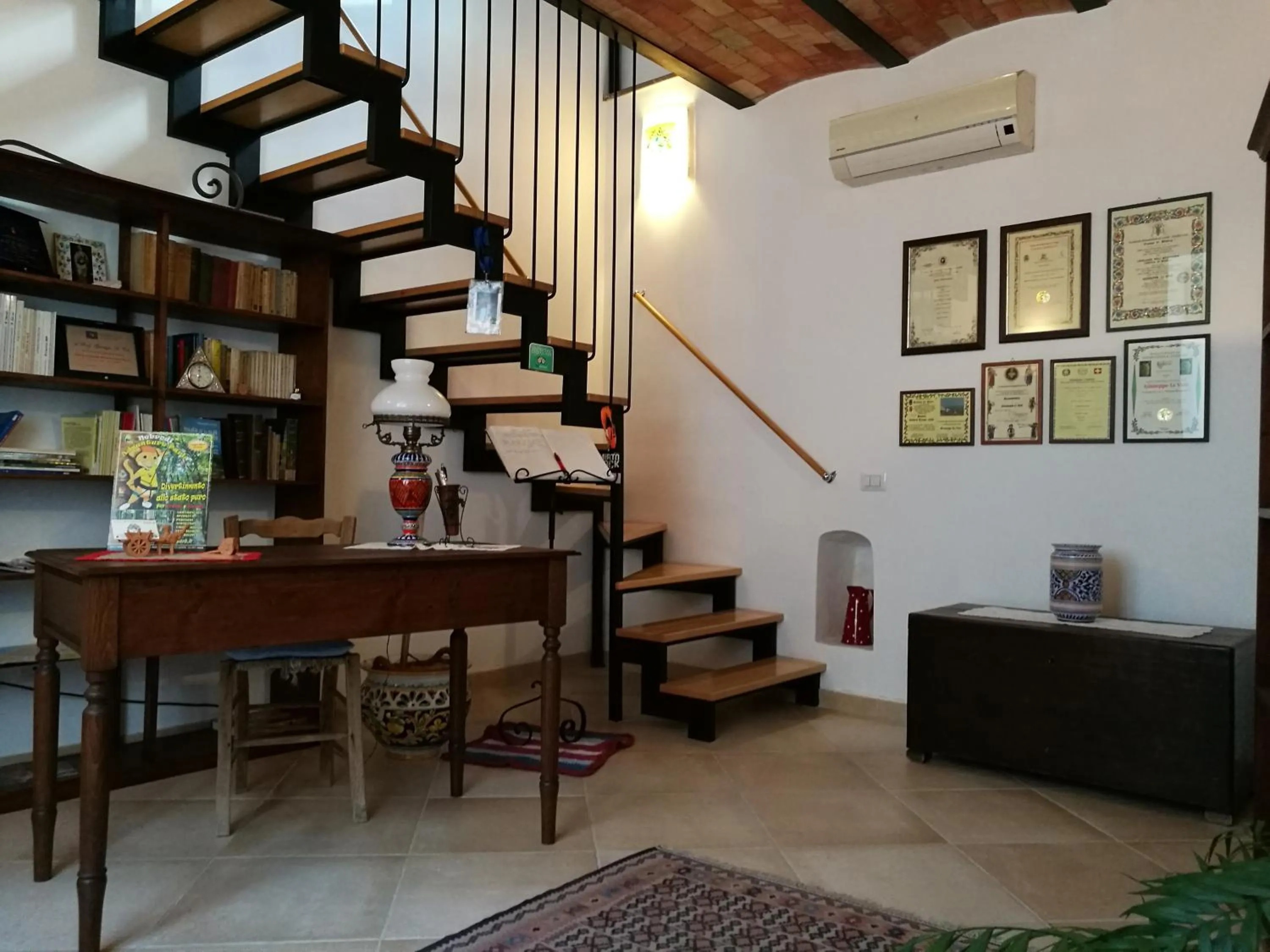 Library in La Via del Carretto B&B