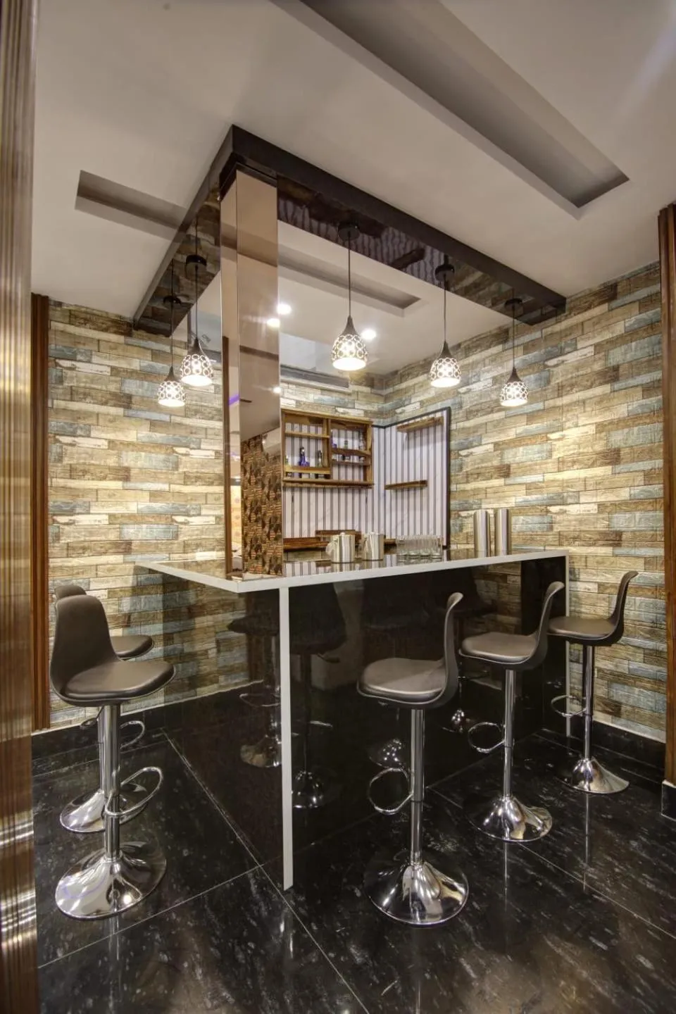 Restaurant/places to eat in Hotel La Mirage