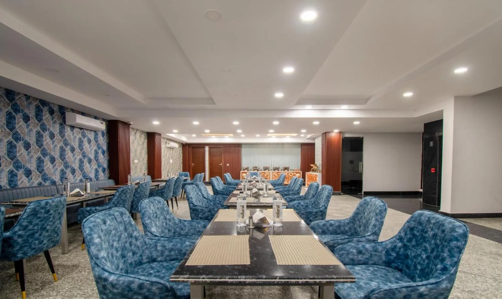 Restaurant/places to eat in Hotel La Mirage