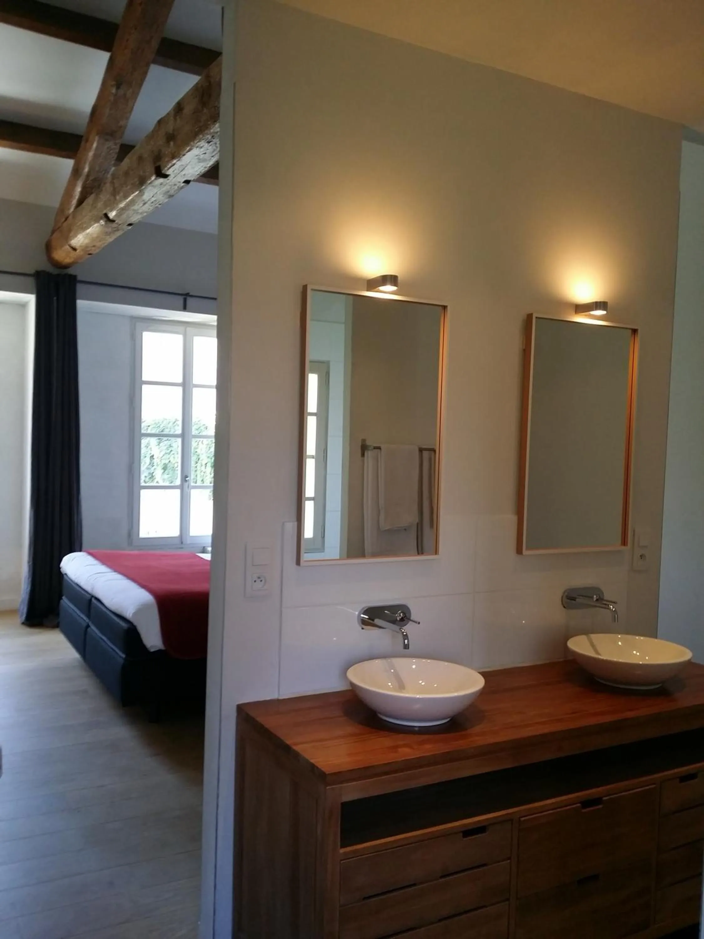 Bathroom, Bed in L'Observance Bed & Breakfast