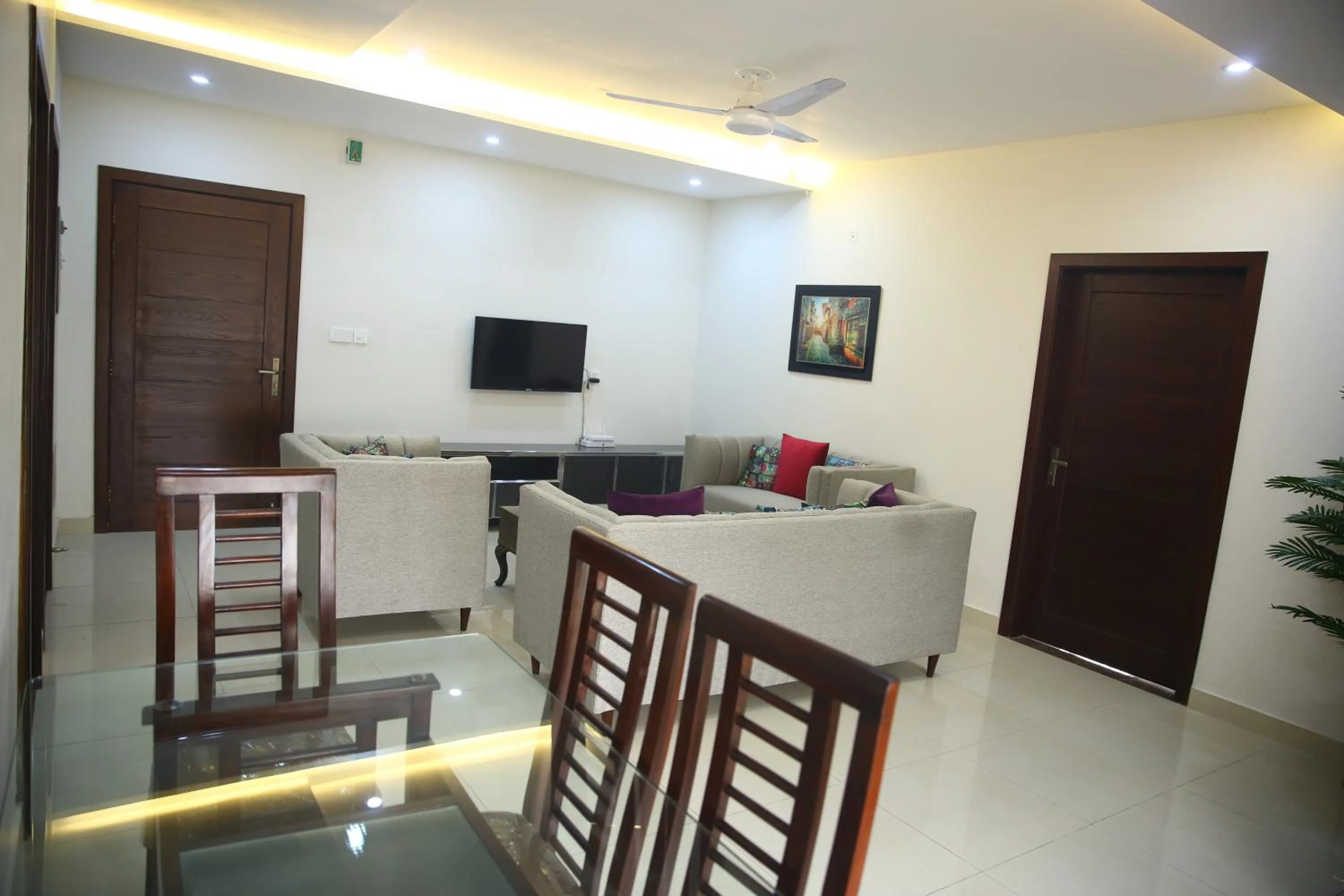 Communal lounge/ TV room in Gulberg Suites